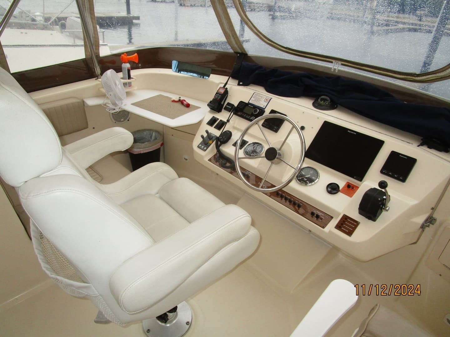 2005 Mainship 400 - Image 31