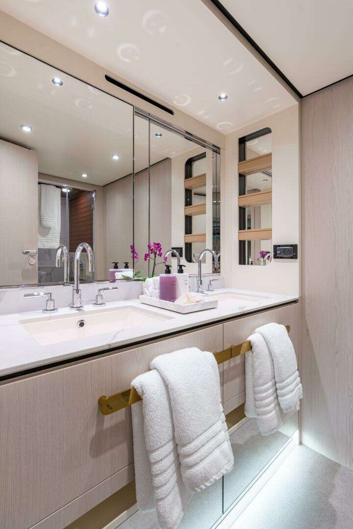 2022 Azimut 78 - Image 43