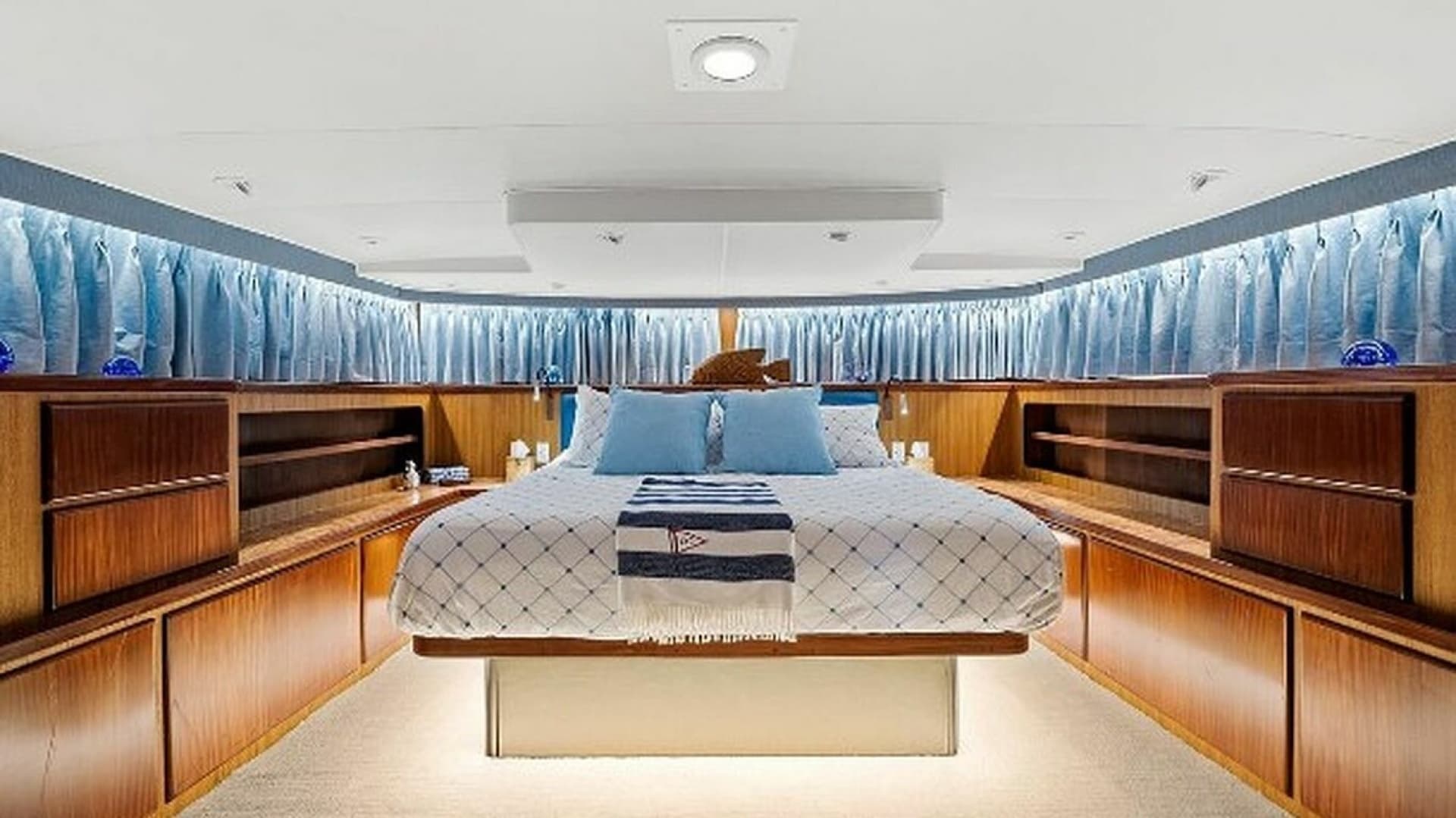 1989 Hatteras Motor Yacht - Image 12