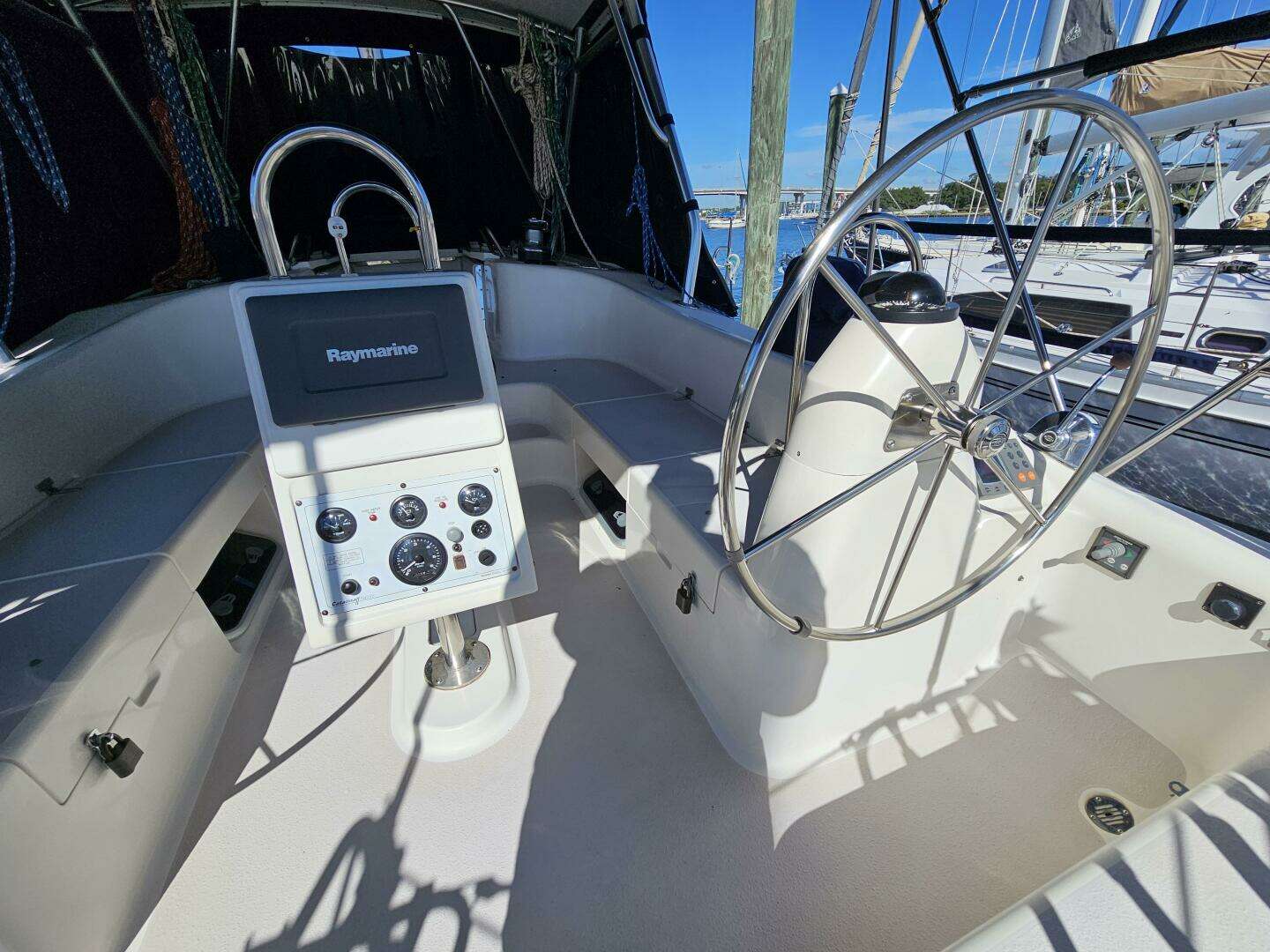2001 Catalina 470 - Image 8