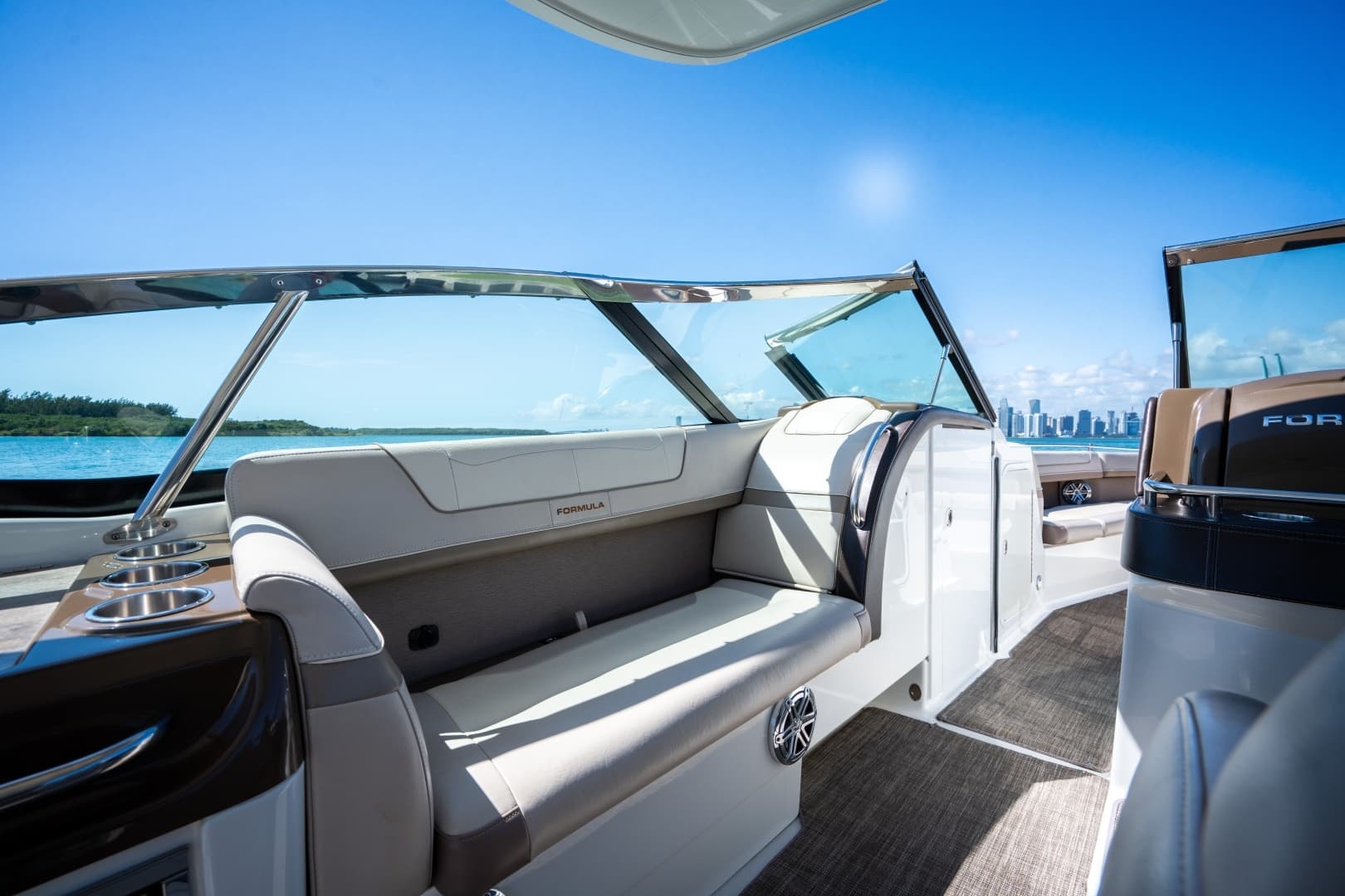 2018 Formula 350 Crossover Bowrider - Image 23