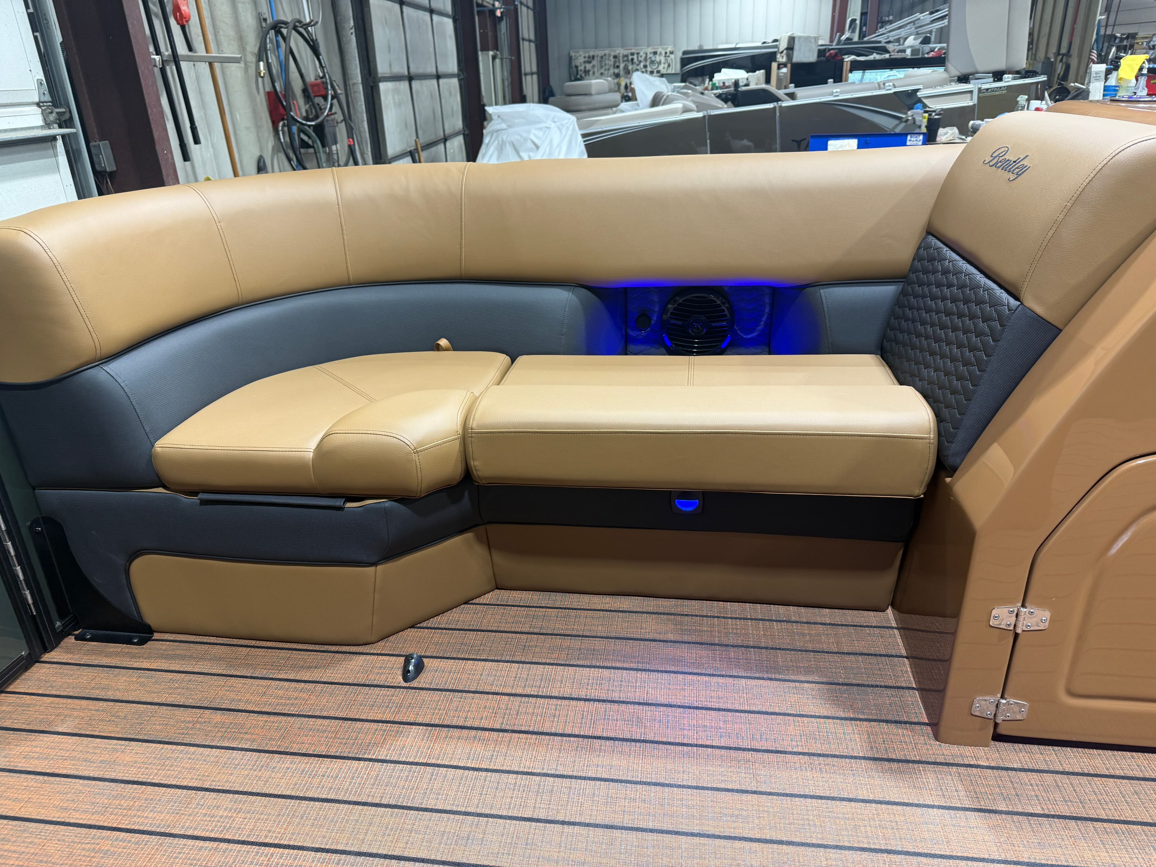 2026 Bentley Pontoons Elite 223 Admiral Quad Lounge Tritoon - 29