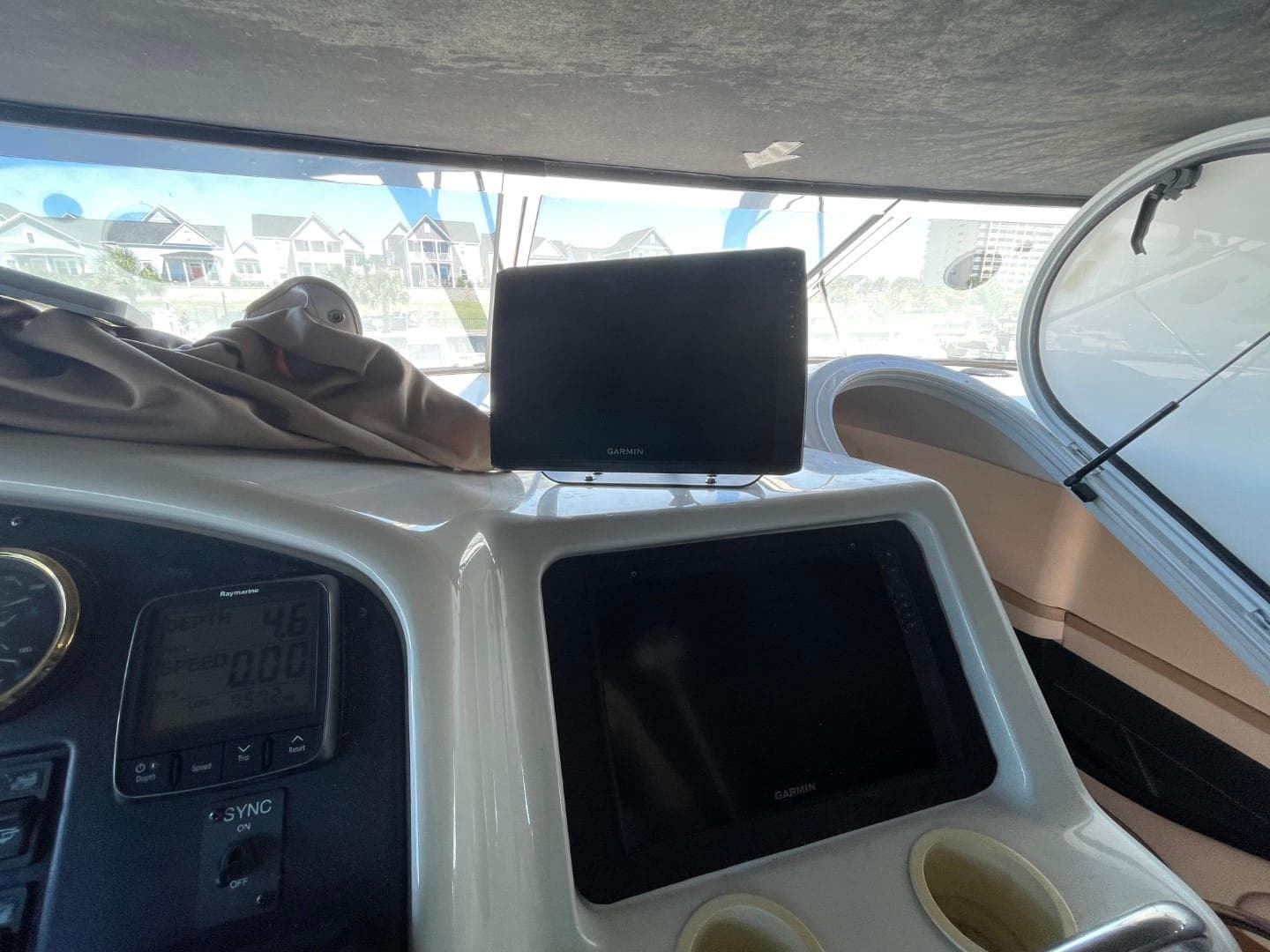1998 Carver 530 Voyager Pilothouse dashboard with navigation equipment and controls.