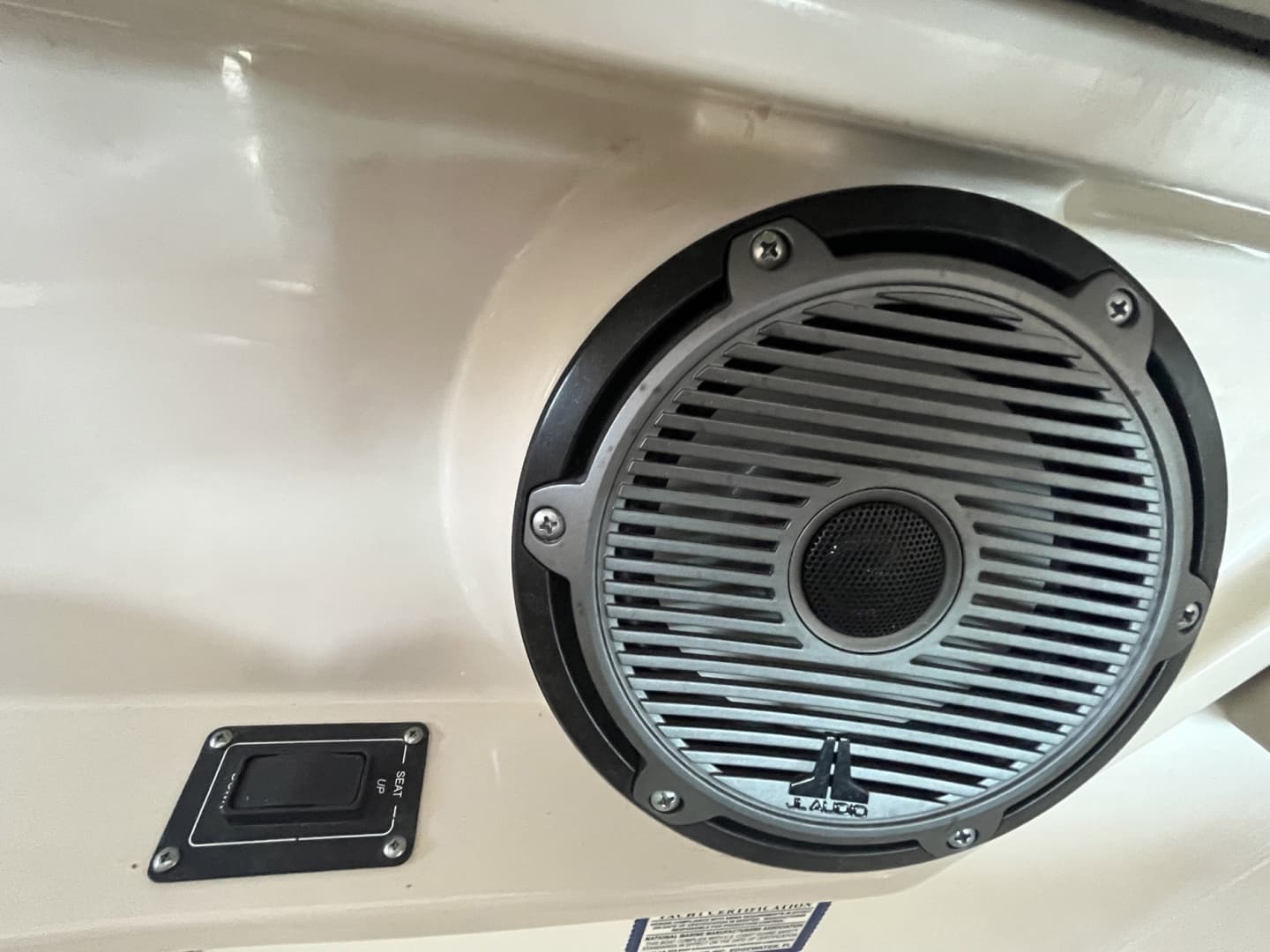 2022 Boston Whaler 320 Vantage - Image 18