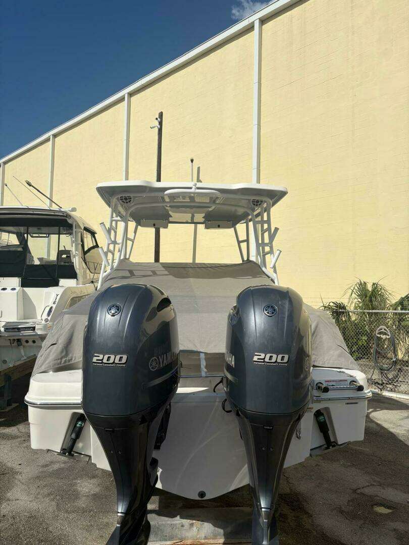 2021 Robalo R247 Dual Console - Image 3