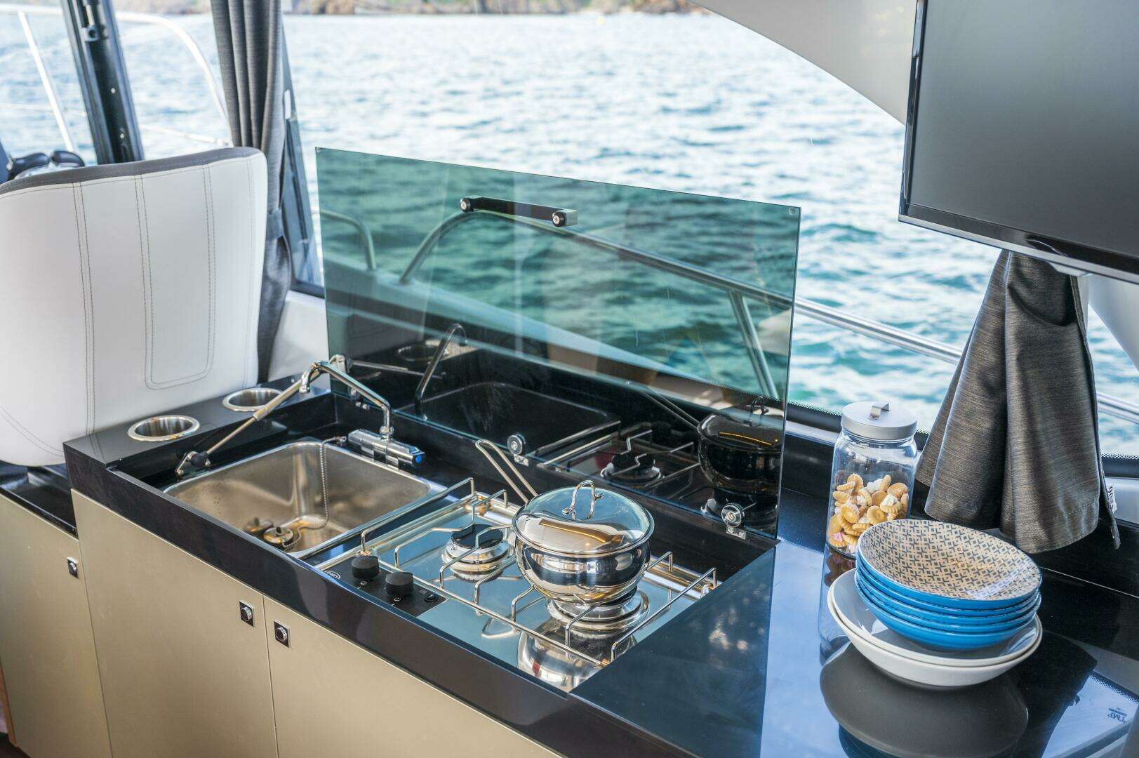 2026 Beneteau Antares 11 Softtop - Image 15
