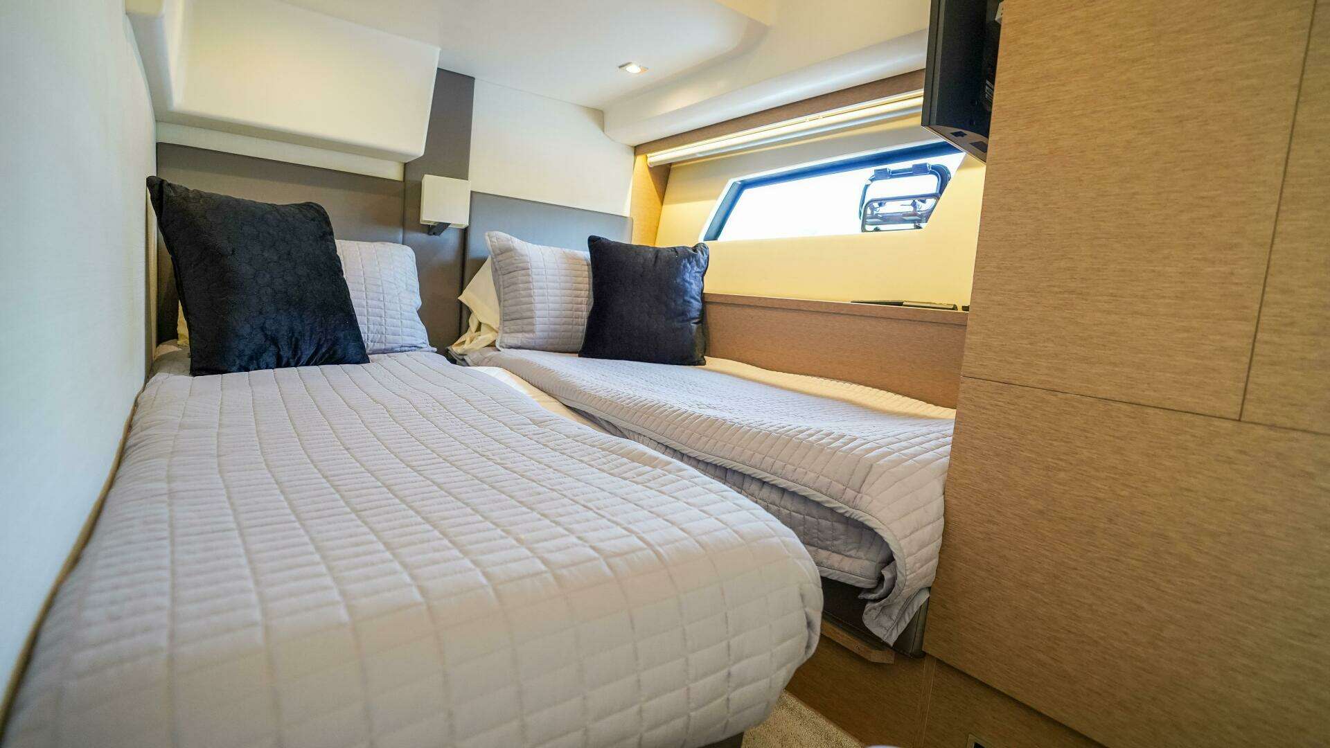 2018 Prestige 500 Flybridge - Image 25