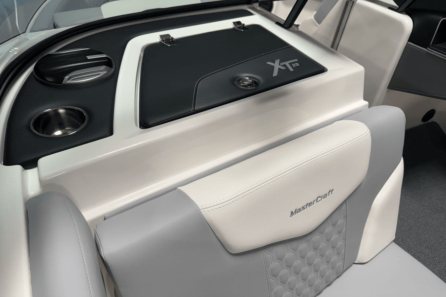 2026 MasterCraft XT23 - 12