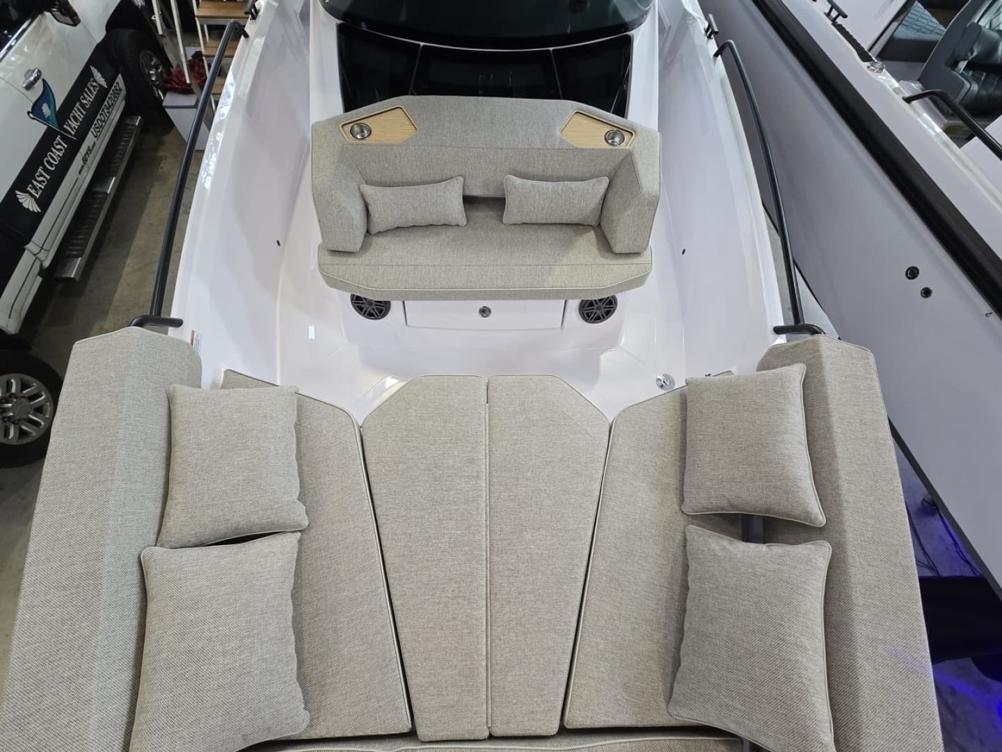 2026 Axopar Cross Cabin - Image 18