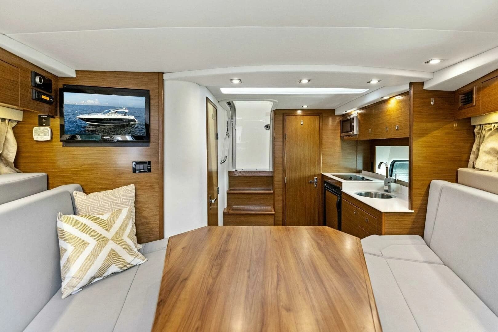 2015 Cruisers Yachts 390 Express Coupe - Image 3