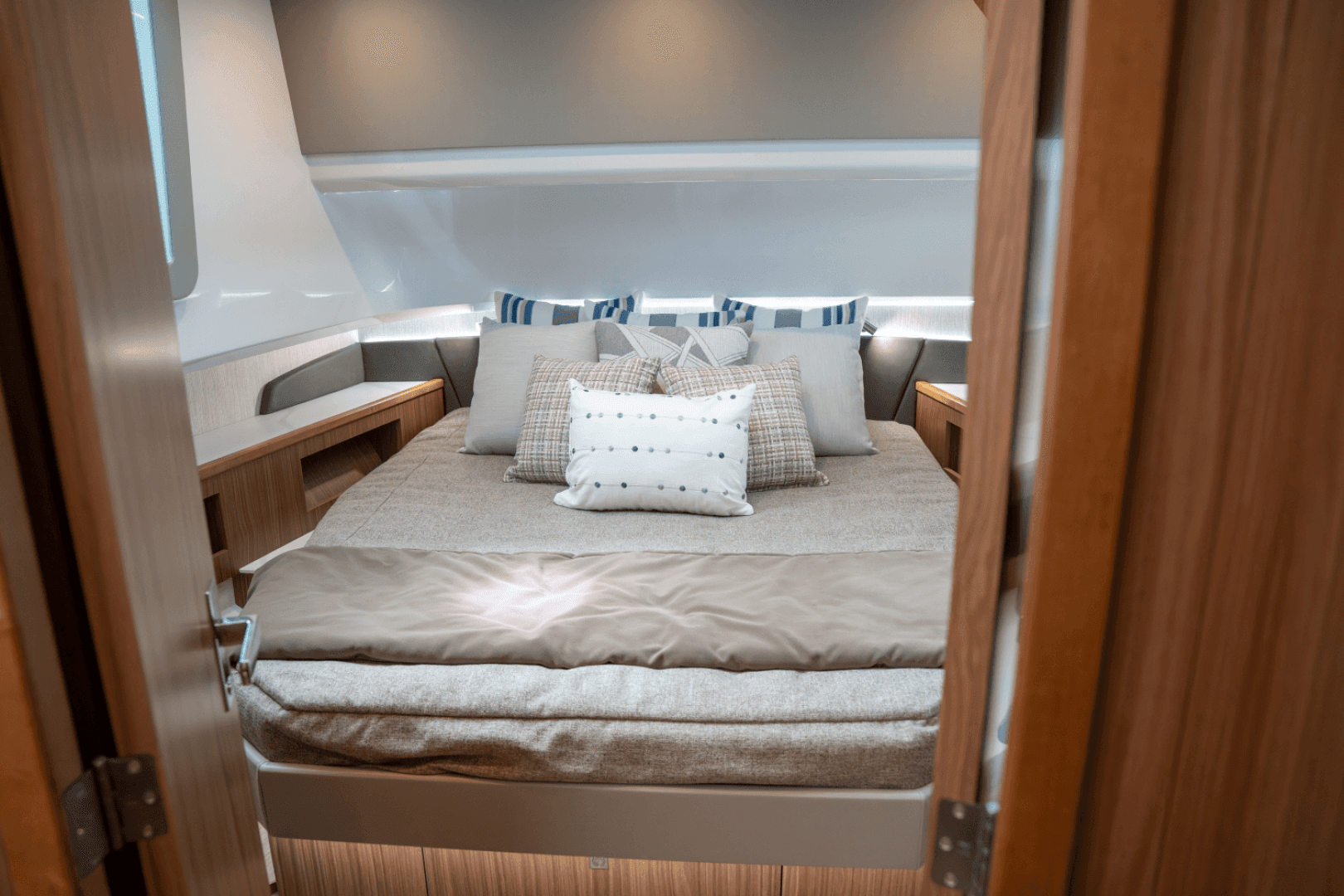 2026 Cruisers Yachts 50GLS OB - Image 14