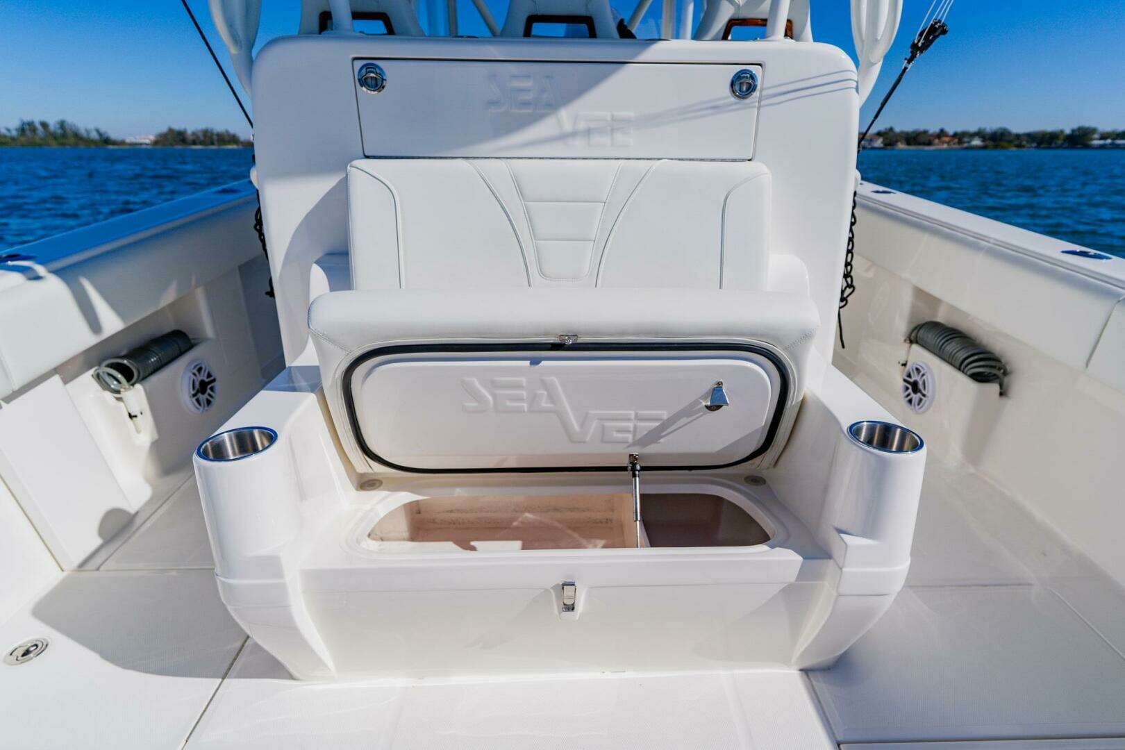 2025 SeaVee 370z - Image 40