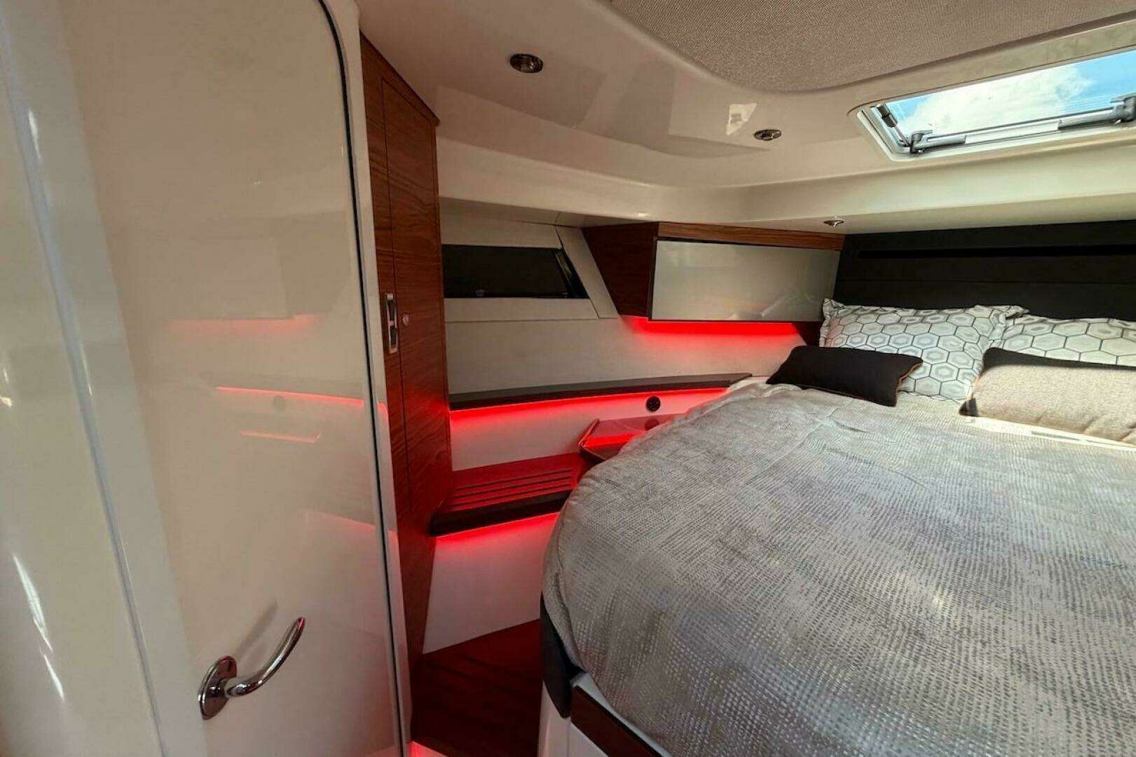 2021 Boston Whaler 405 Conquest - Image 31