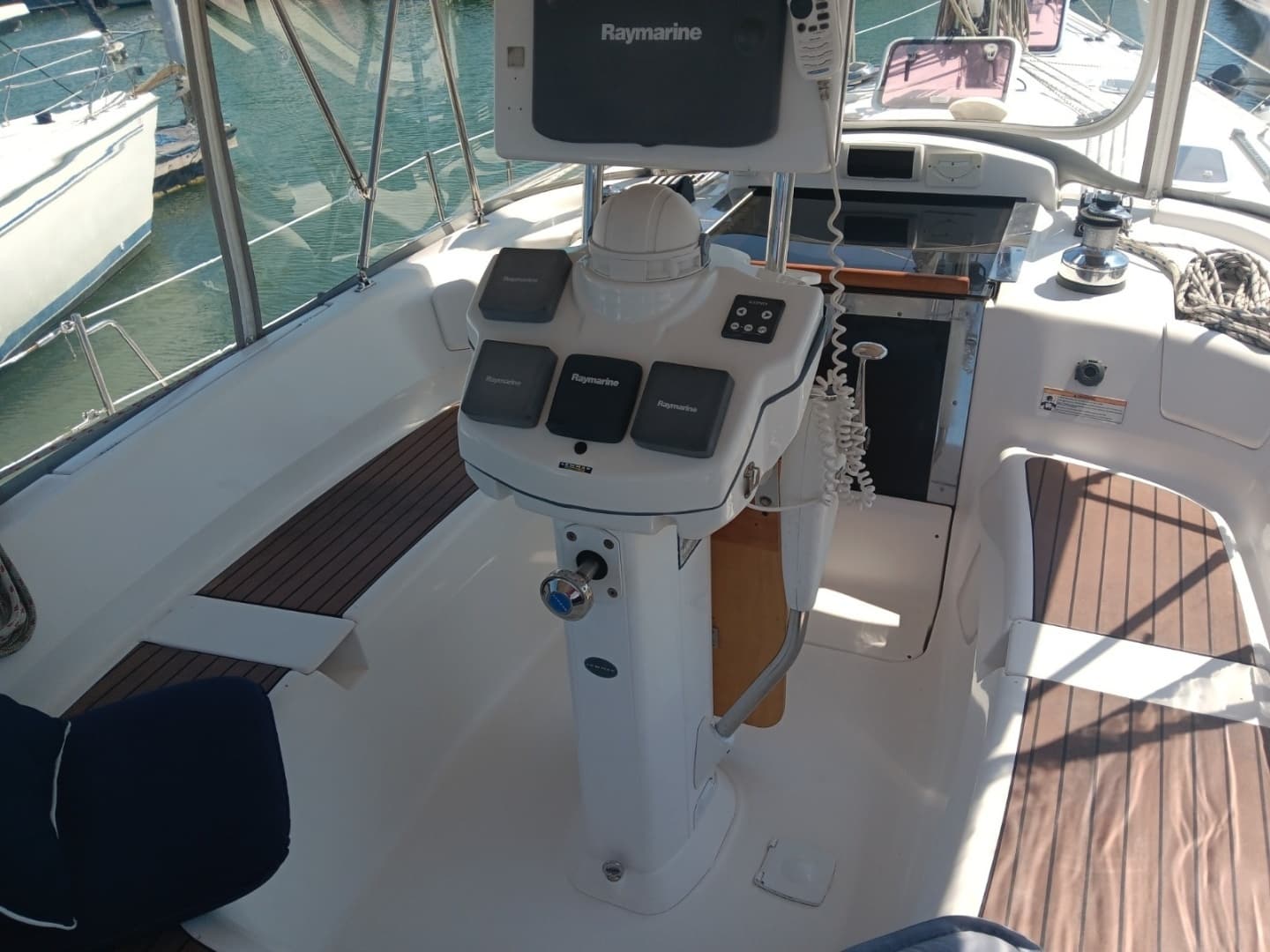 2007 Hunter Center Cockpit - Image 10