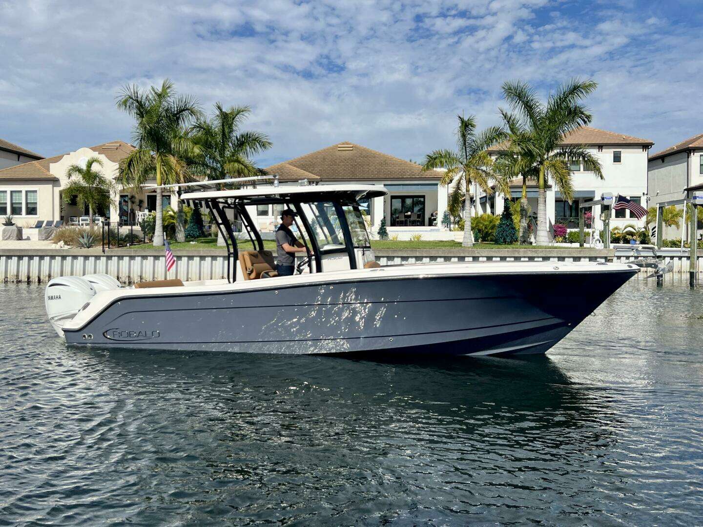 2025 Robalo R302 Center Console - Image 6