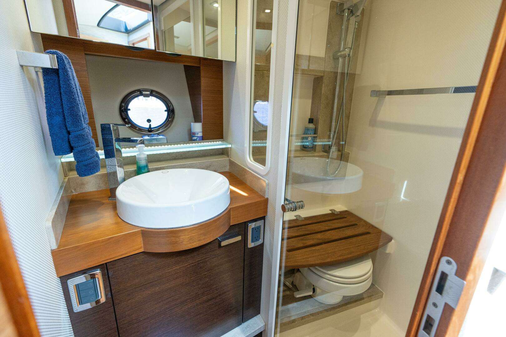 2015 Tiara Yachts 44 Coupe - Image 27