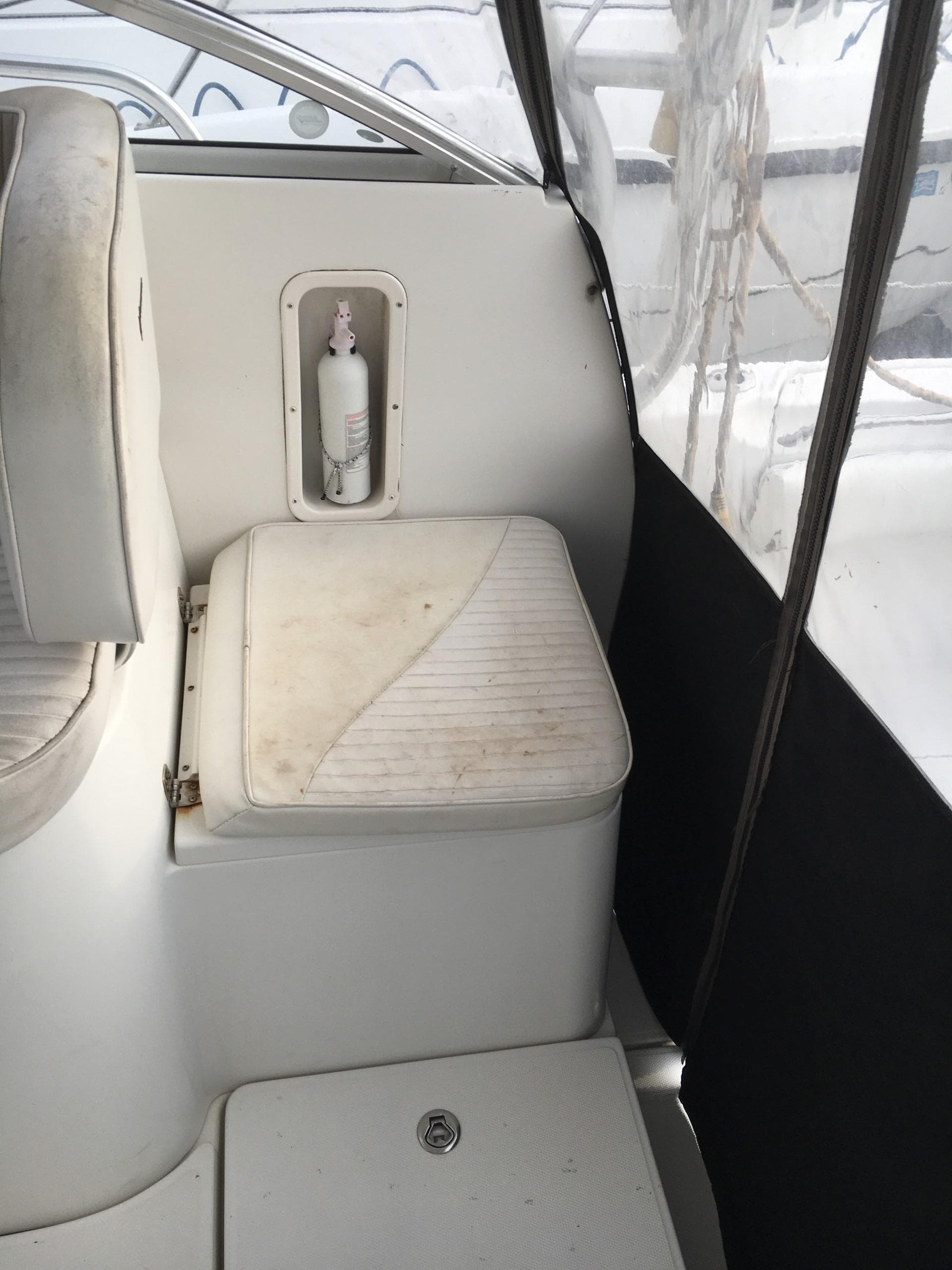 2006 Seaswirl Striper 2901 Walkaround O/B interior seating with fire extinguisher.