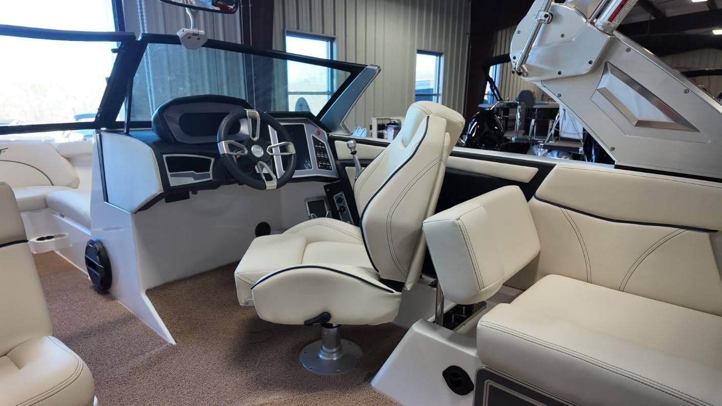 2022 MasterCraft XT25 - 11