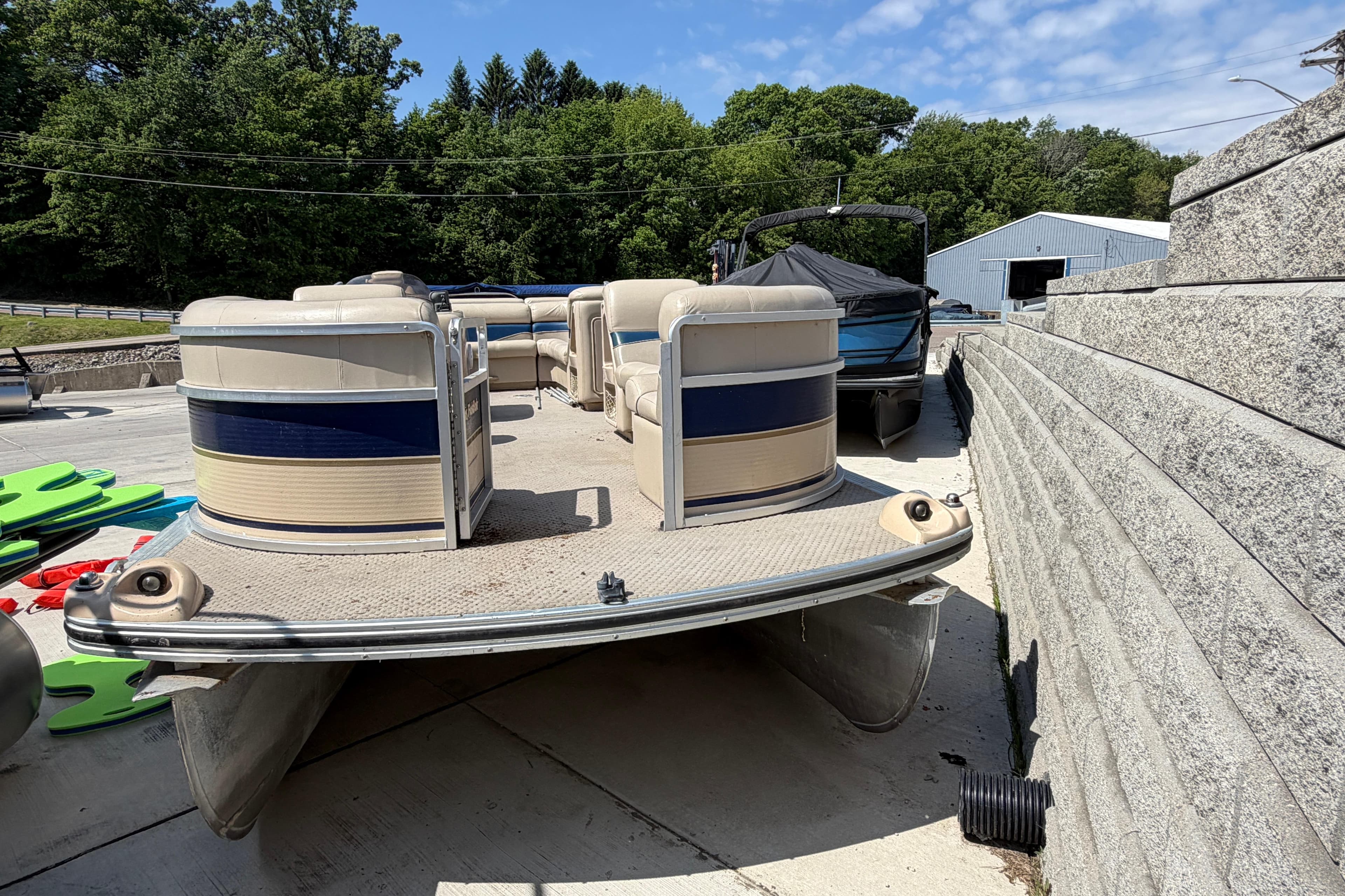 2004 Harris FloteBote Classic 204 pontoon boat parked outdoors on a sunny day.