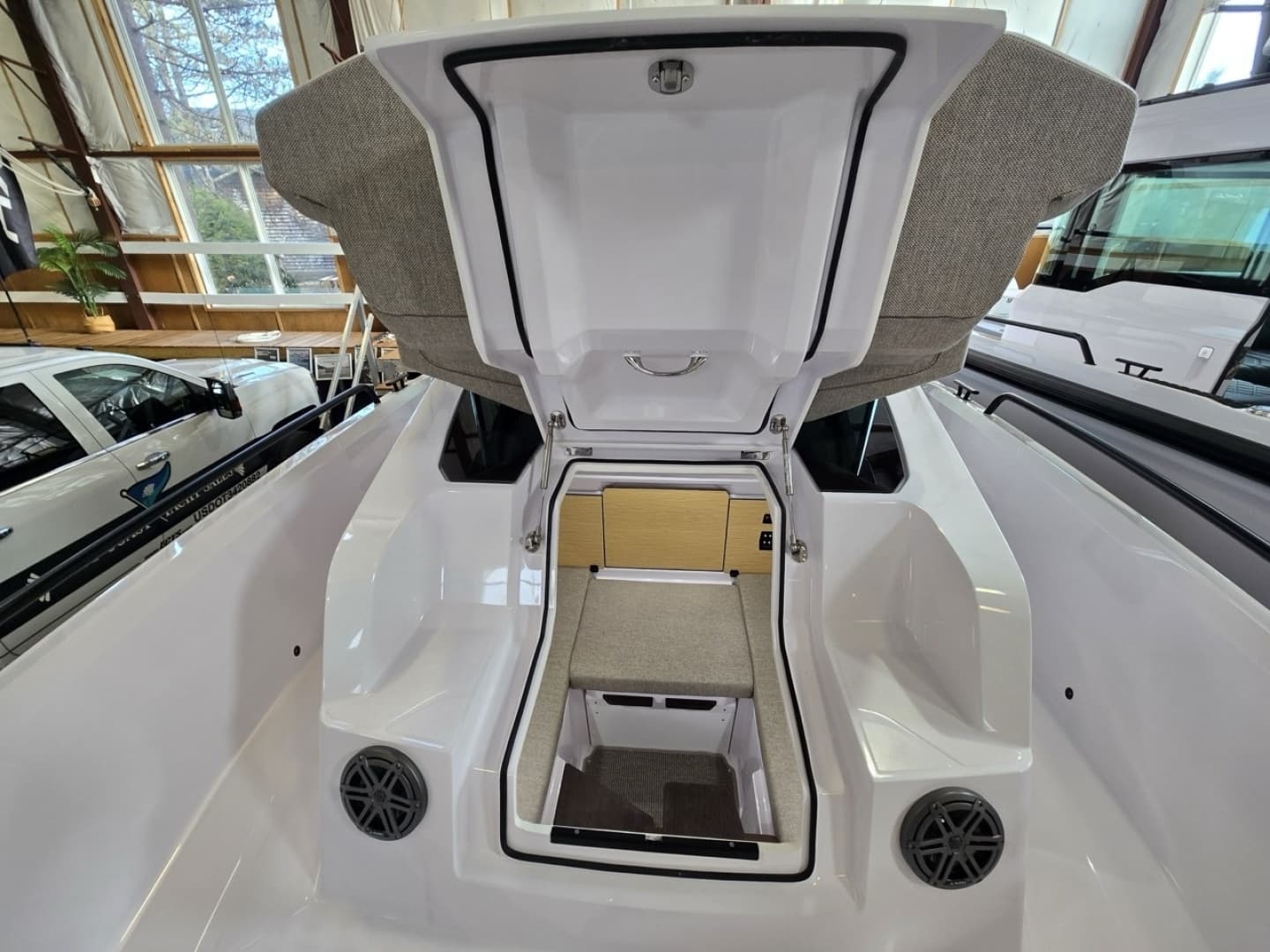 2026 Axopar Cross Cabin - Image 24