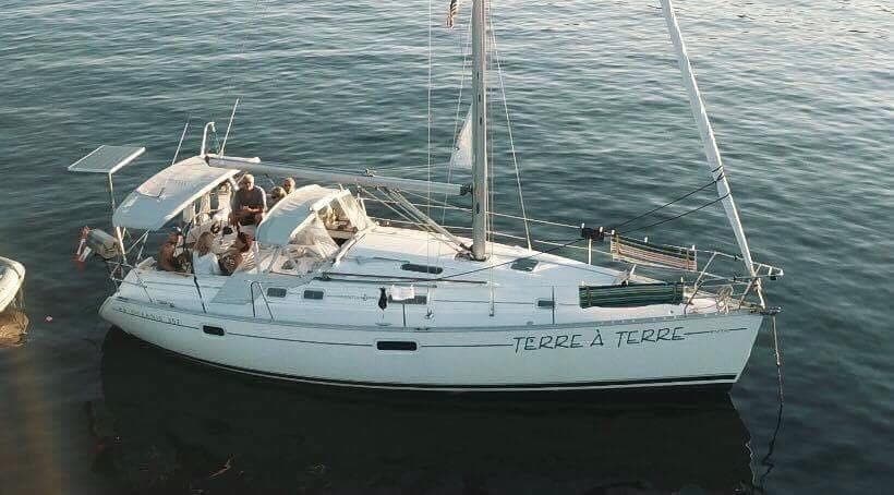 1999 Beneteau Oceanis 352 sailboat on calm water.