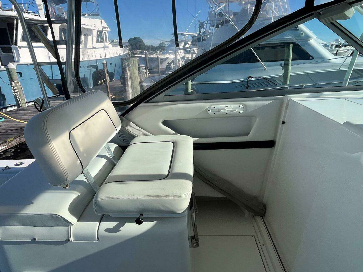 2001 Wellcraft 330 Coastal - Image 5