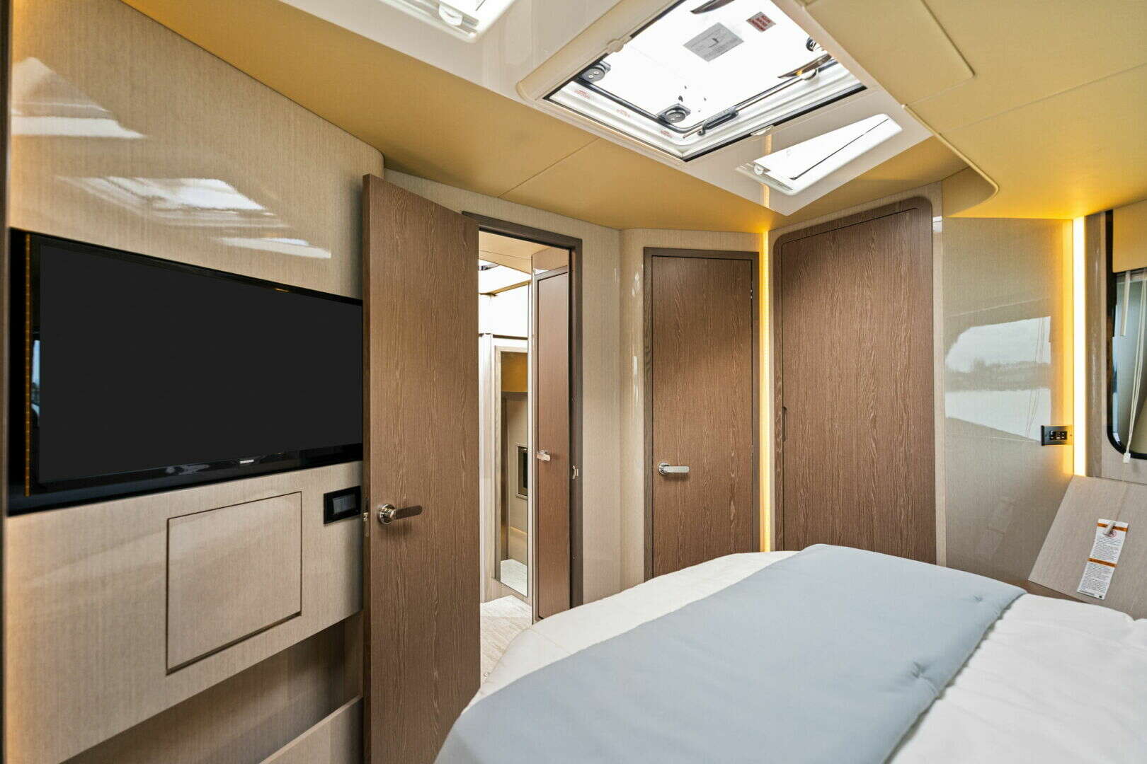 2026 Cruisers Yachts 57 FLY - Image 22
