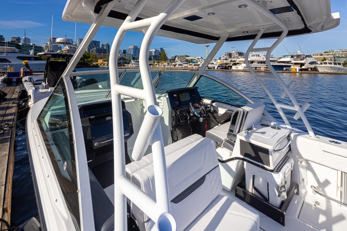 2021 Blackfin 252DC boat docked at marina, showcasing sleek design and modern features.