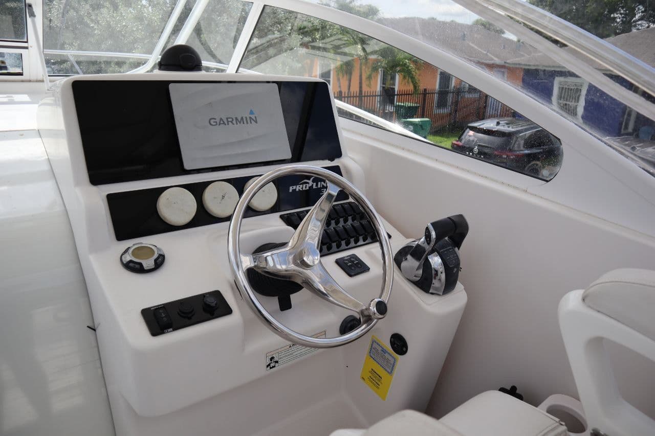 2007 Pro-Line 32 Express helm with Garmin navigation system.