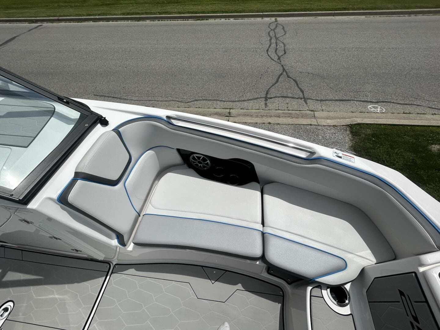 2021 Yamaha Boats 252 XE Wake Edition interior seating with sleek design and comfortable cushions.
