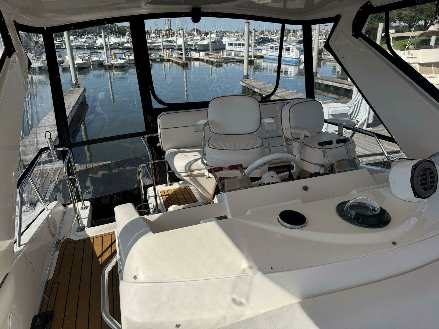 1998 Sea Ray 550 Sedan Bridge - Image 4