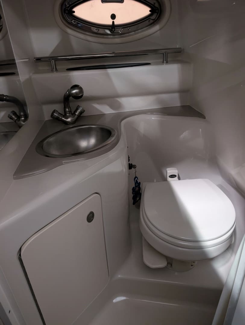 2006 Sea Ray 240 Sundancer - Image 10