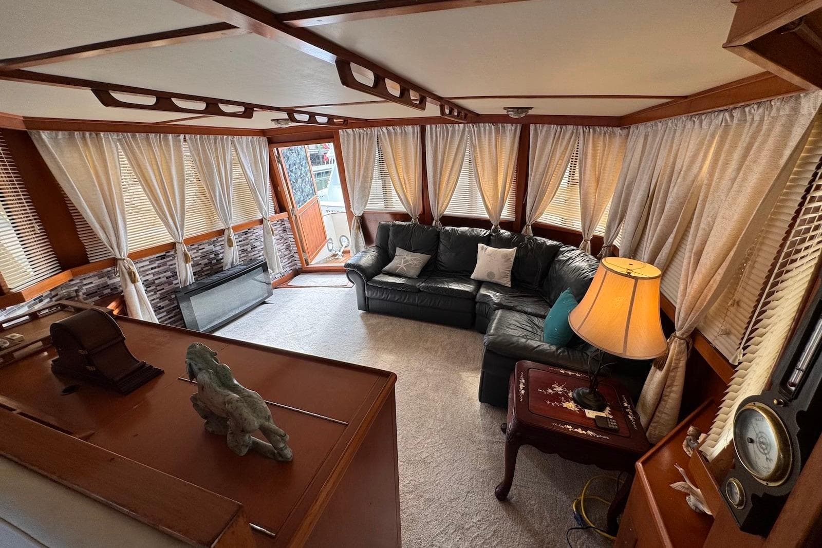 Luxurious interior of 1988 Jefferson 52 Monticello yacht with elegant furnishings and natural light.