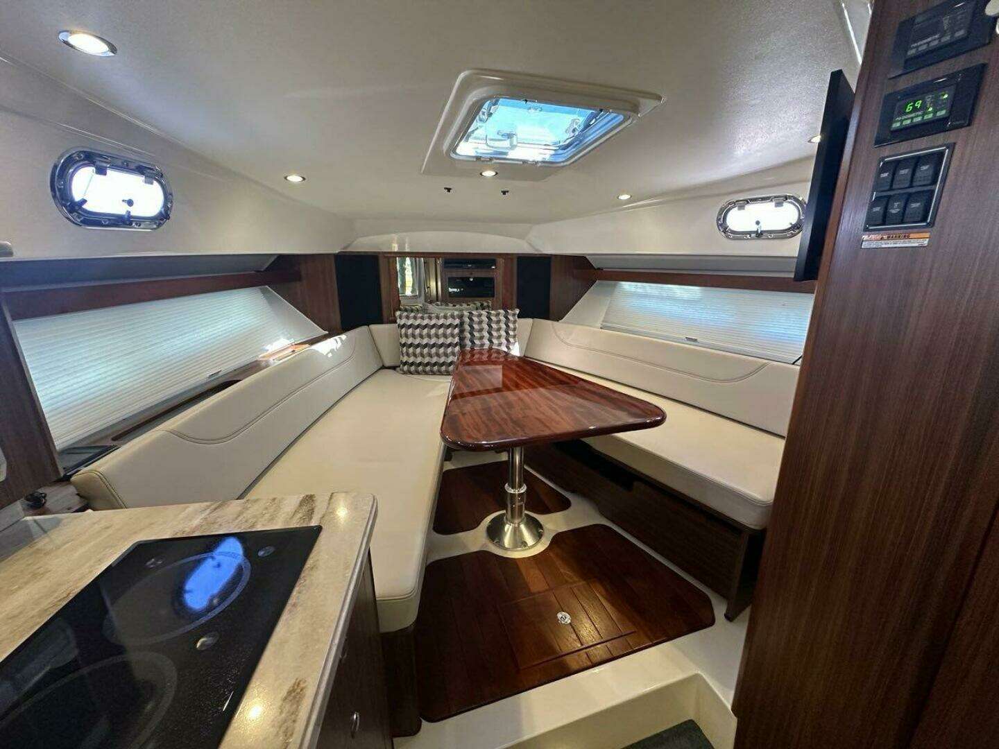 2020 Pursuit 355 OS - Image 18