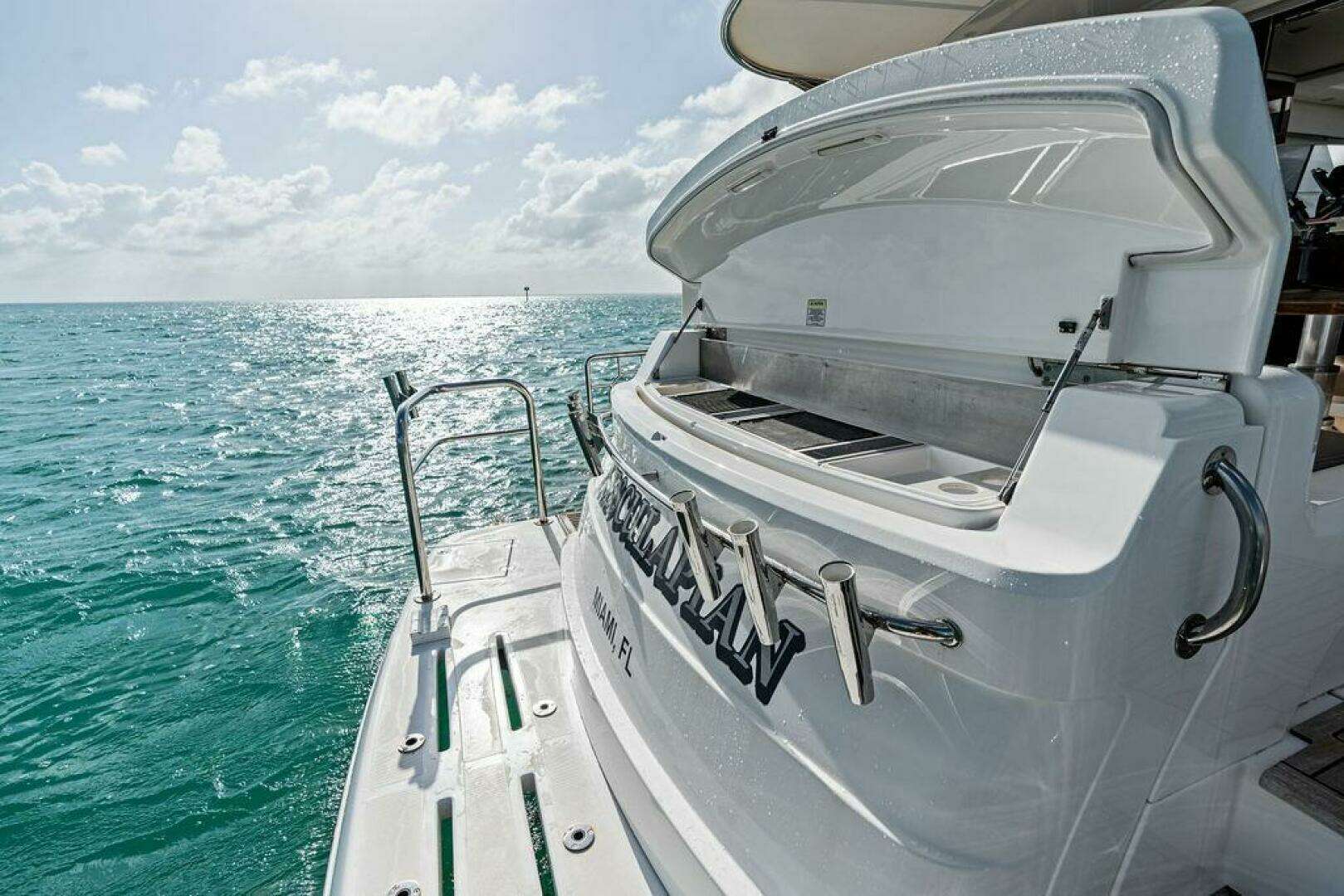 2018 Riviera 4800 Sport Yacht - Image 8