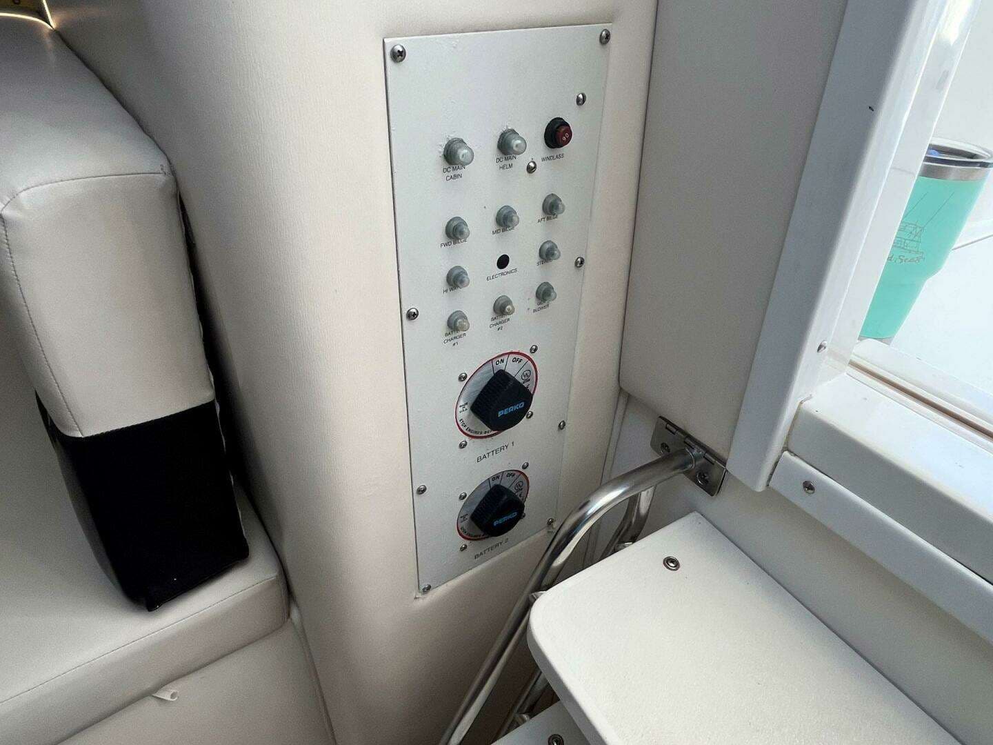 2001 Wellcraft 330 Coastal - Image 8