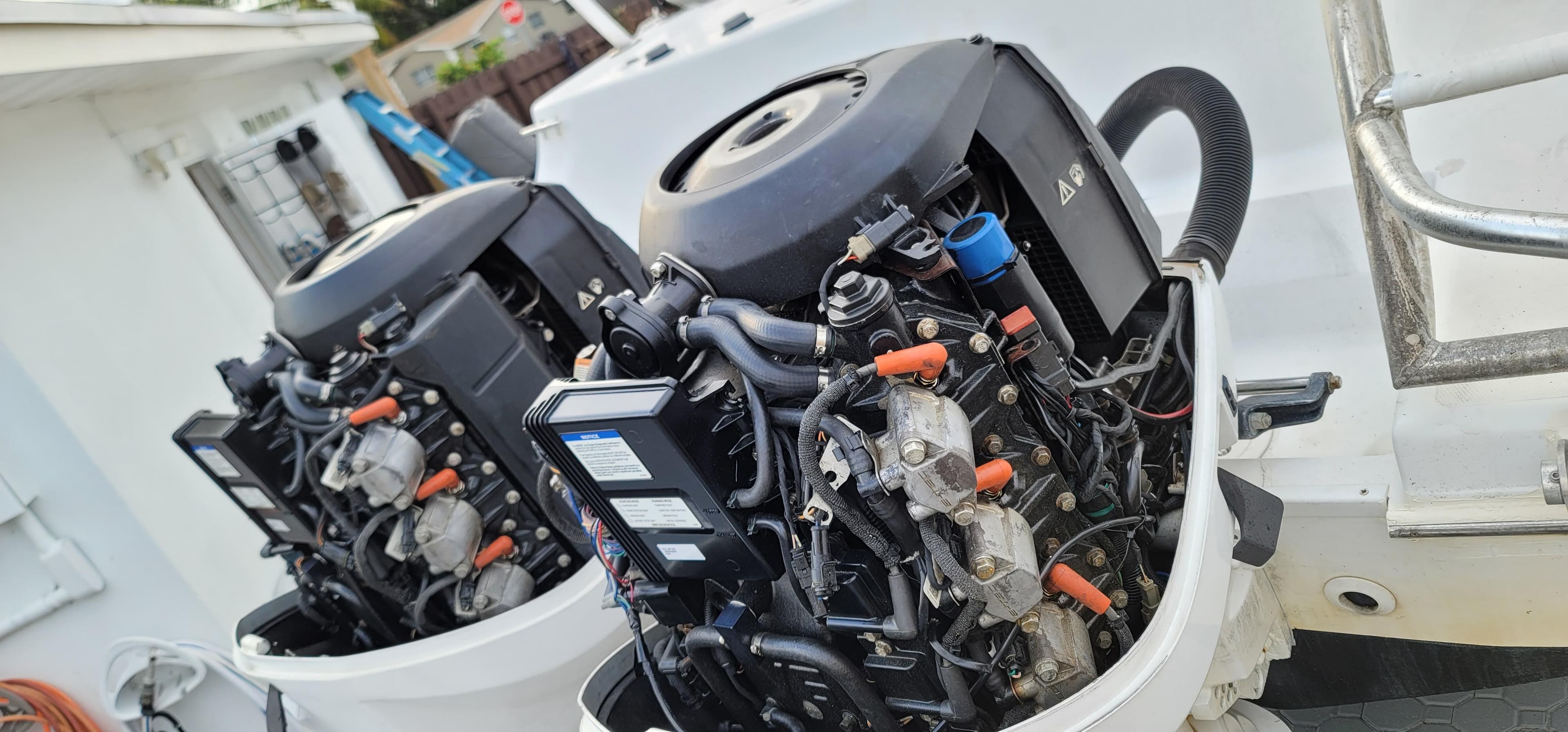 Twin outboard engines on a 2000 Pro-Line 29 Walkaround boat.