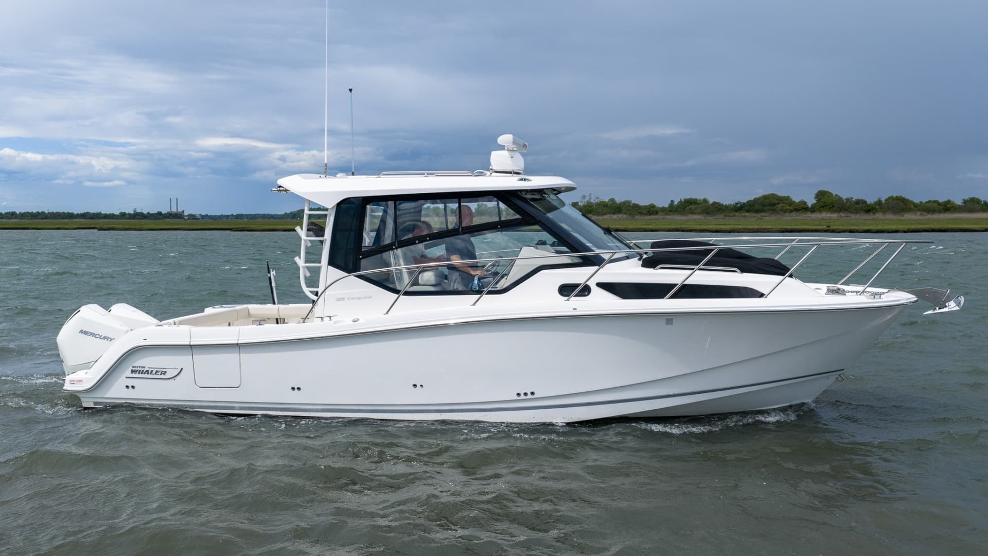 2020 Boston Whaler 325 Conquest - Image 2