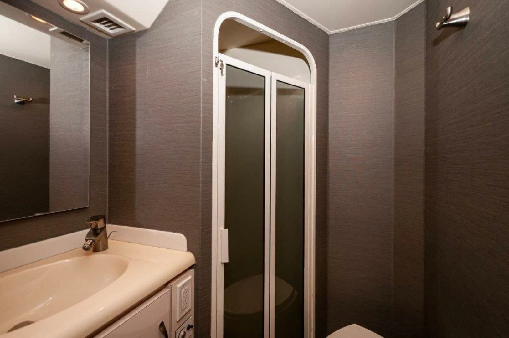 2001 Viking 61 Convertible - Image 23