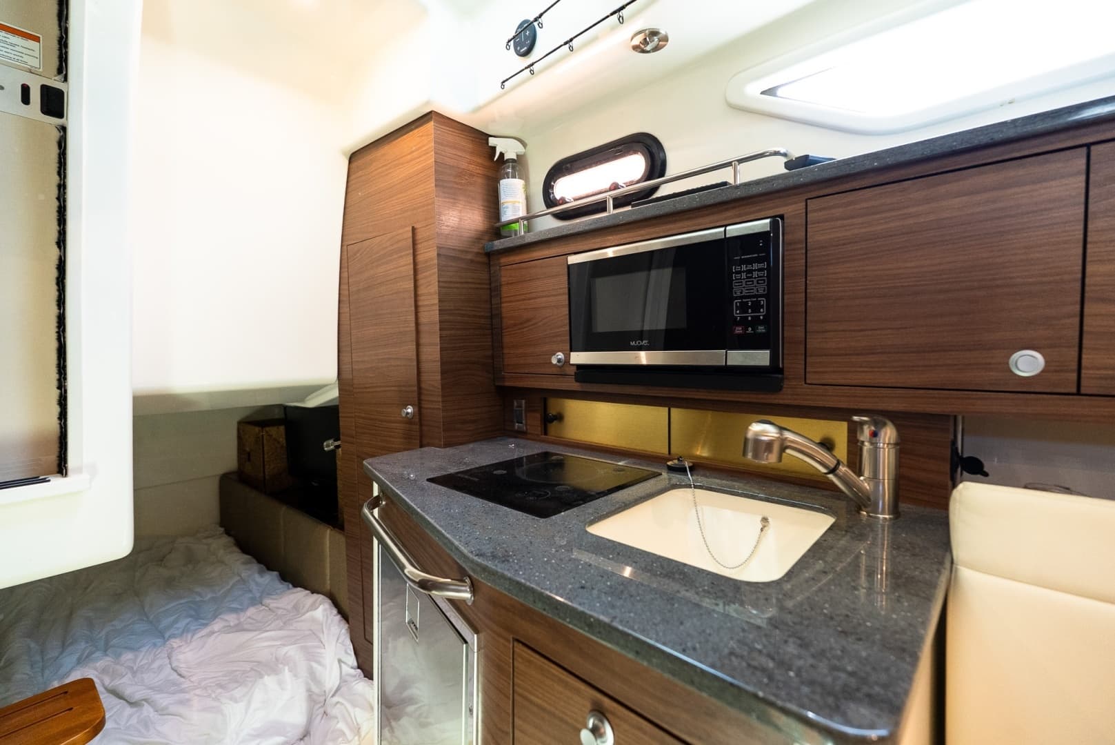 2020 Boston Whaler 325 Conquest - Image 43