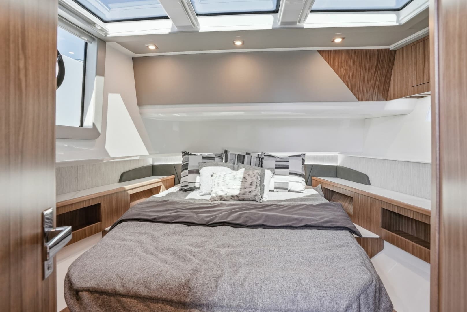 2026 Cruisers Yachts 50GLS OB - Image 38