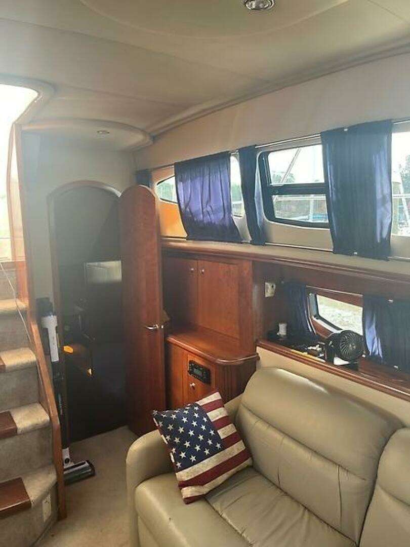 2004 Cruisers Yachts 405 Express Motoryacht - Image 12