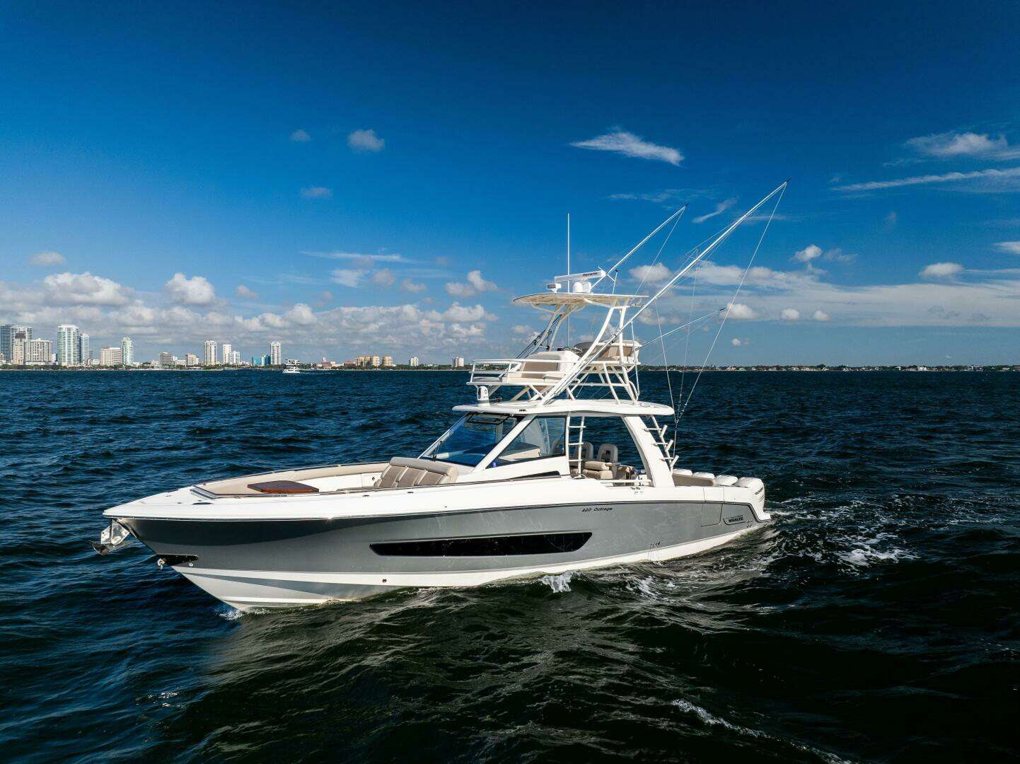 2021 Boston Whaler 420 Outrage - Image 2
