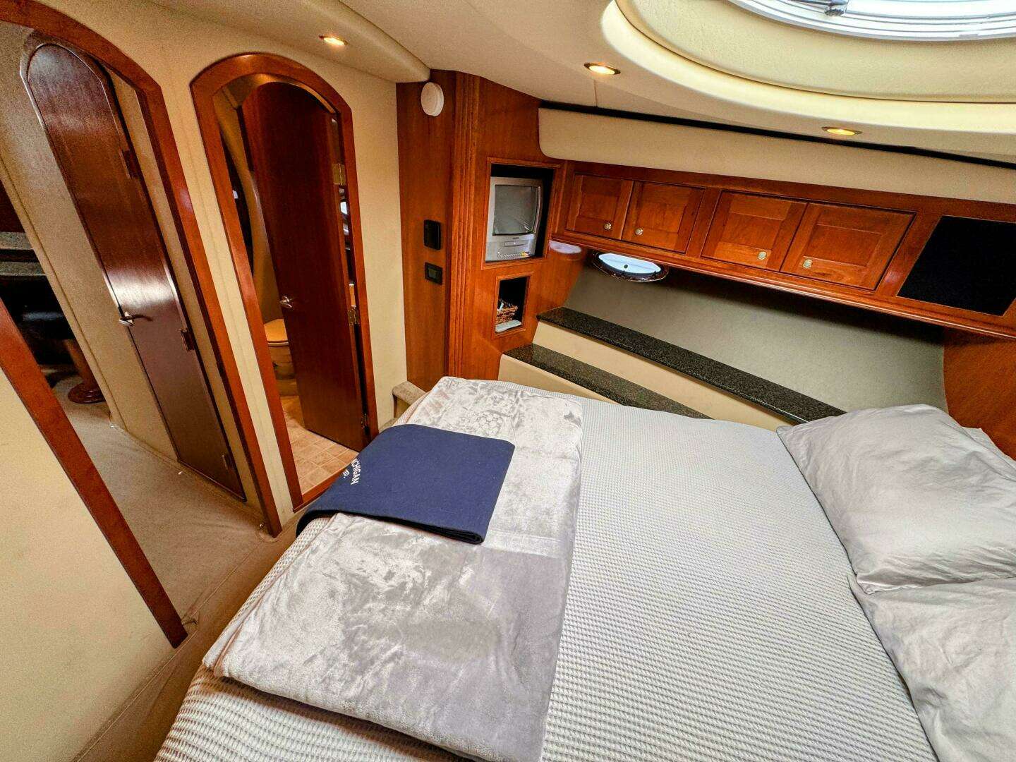 2005 Cruisers Yachts 540 Express - Image 49