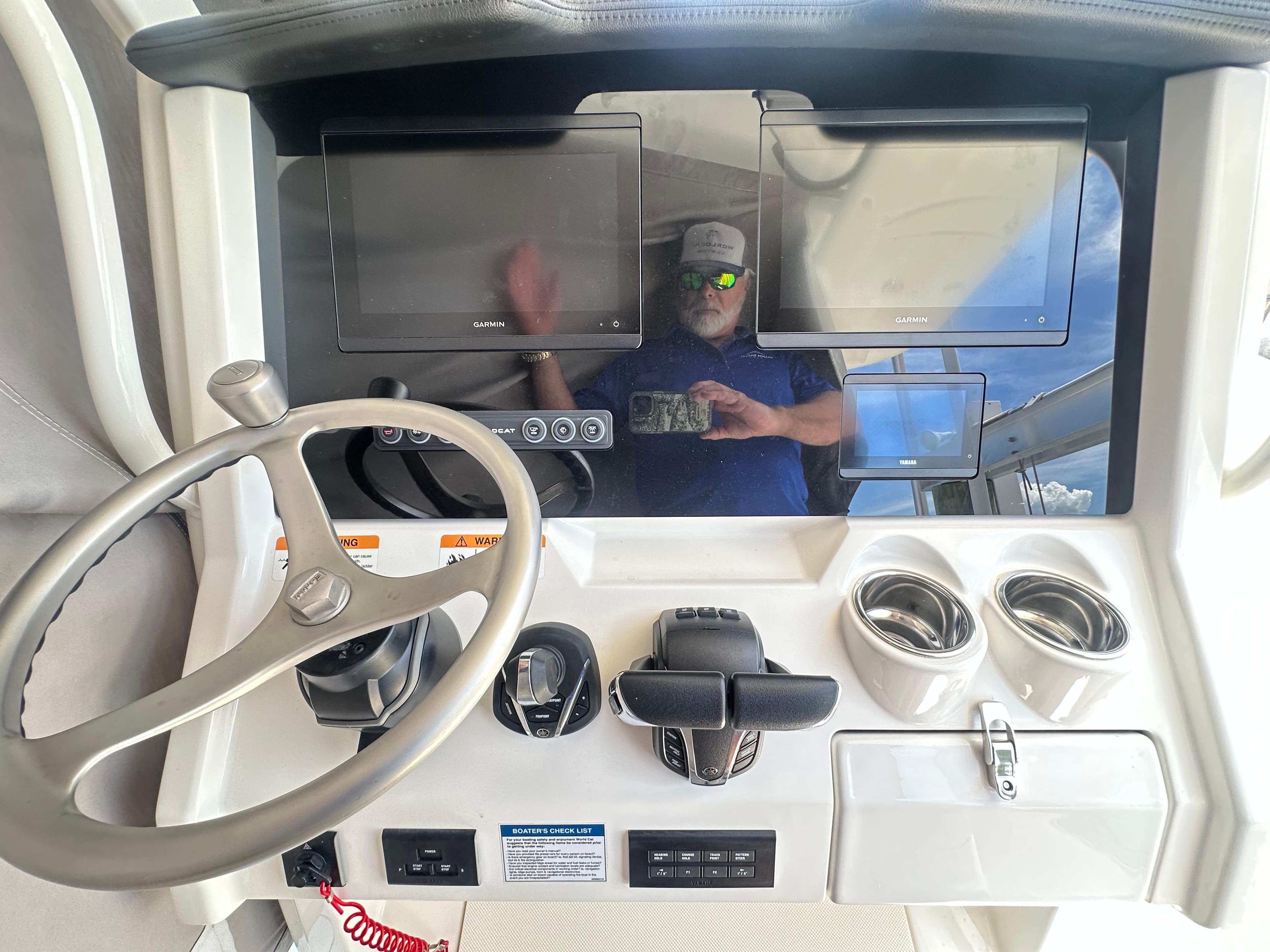 2024 World Cat 280ccx helm with dual Garmin displays and modern controls.