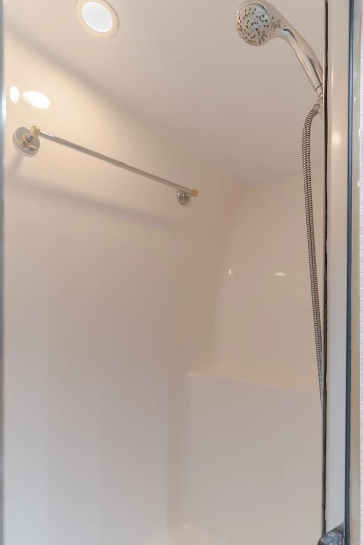 2003 Hatteras 54 Convertible - Image 19
