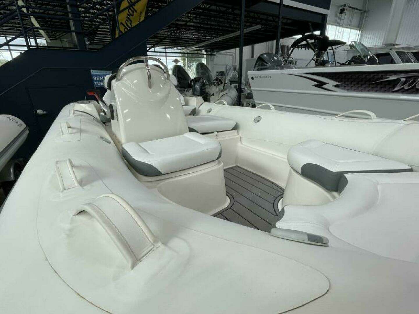 2025 Zodiac Yachtline 490 Deluxe NEO - Image 4