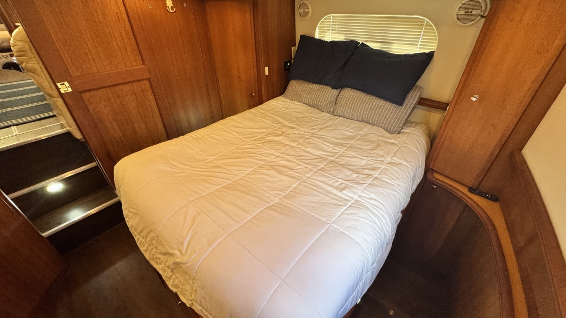 2003 Silverton 43 Motor Yacht - Image 55