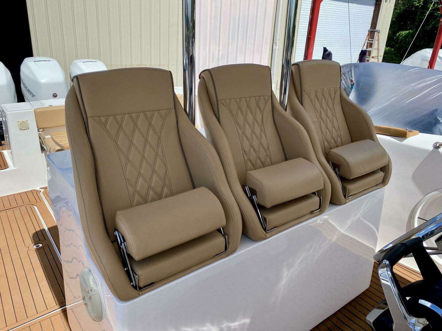 2023 Fishing Raptor 390 Solarium - Image 13