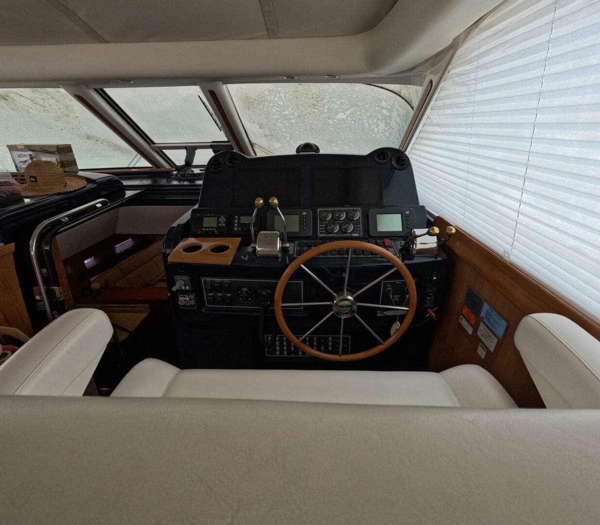 2004 Tiara Sport 5200 Sovran Salon - Image 6